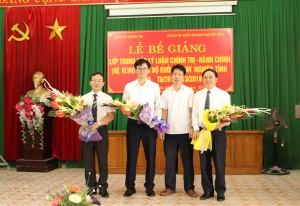 Đồng chí Nguyễn Xuân Hiến, lớp trưởng tặng hoa cảm ơn sự quan tâm của lãnh đạo Trường Chính trị tỉnh, Đảng ủy Khối Doanh nghiệp tỉnh và chủ nhiệm lớp