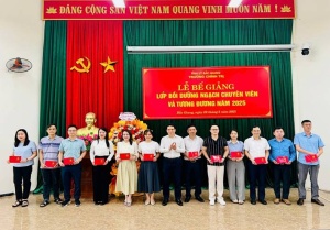 Bế giảng Lớp Bồi dưỡng ngạch chuyên viên và tương đương năm 2025