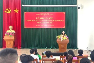 KHAI GIẢNG LỚP TRUNG CẤP LÝ LUẬN CHÍNH TRỊ  HỆ TẬP TRUNG KHÓA XXXII NĂM 2025