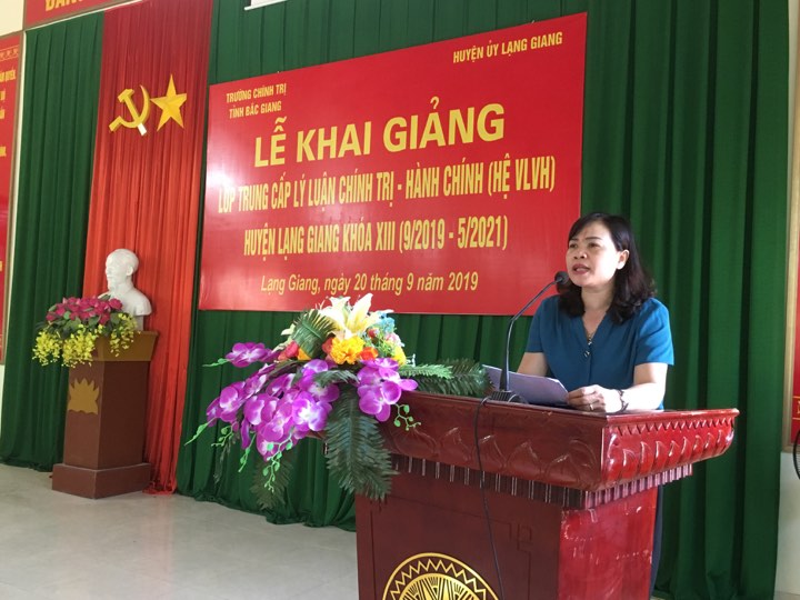 Đồng chí Đỗ Thị Minh - Phó hiệu trưởng phát biểu khai giảng lớp học