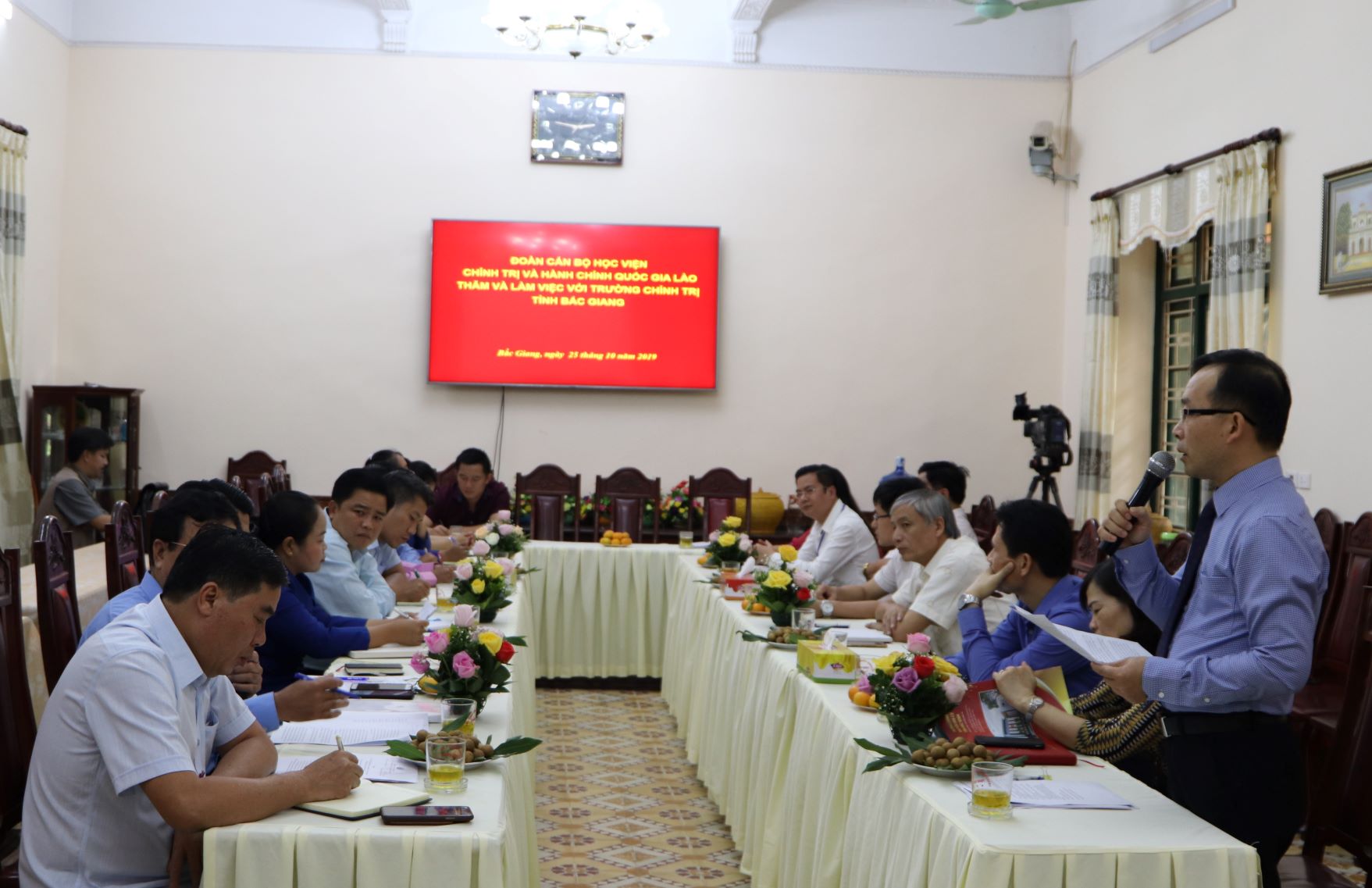 Đoàn cán bộ của Học viện Chính trị và Hành chính Quốc gia Lào thăm và làm việc với Trường Chính trị tỉnh Bắc Giang