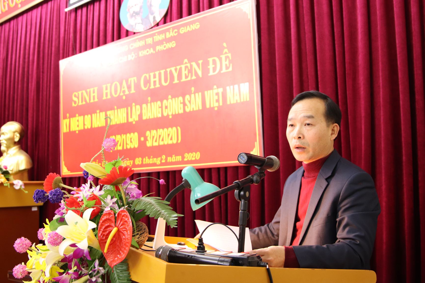Đồng chí Trần Văn Tuấn - TUV, Bí thư Đảng ủy, Hiệu trưởng phát biểu chỉ đạo