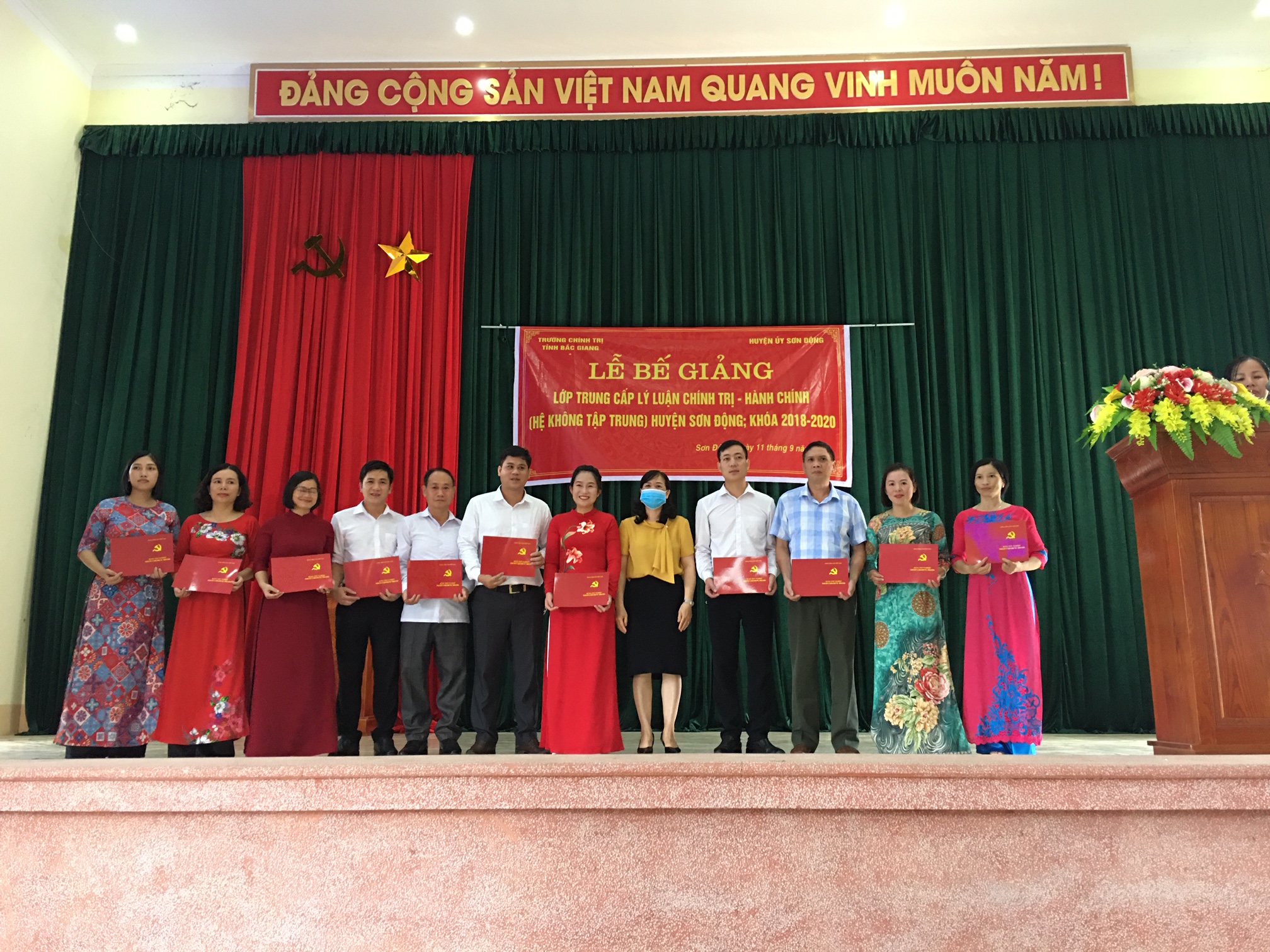 Lễ bế giảng lớp Trung cấp Lý luận chính trị - Hành chính không tập trung huyện Sơn Động, khóa học: 2018-2020