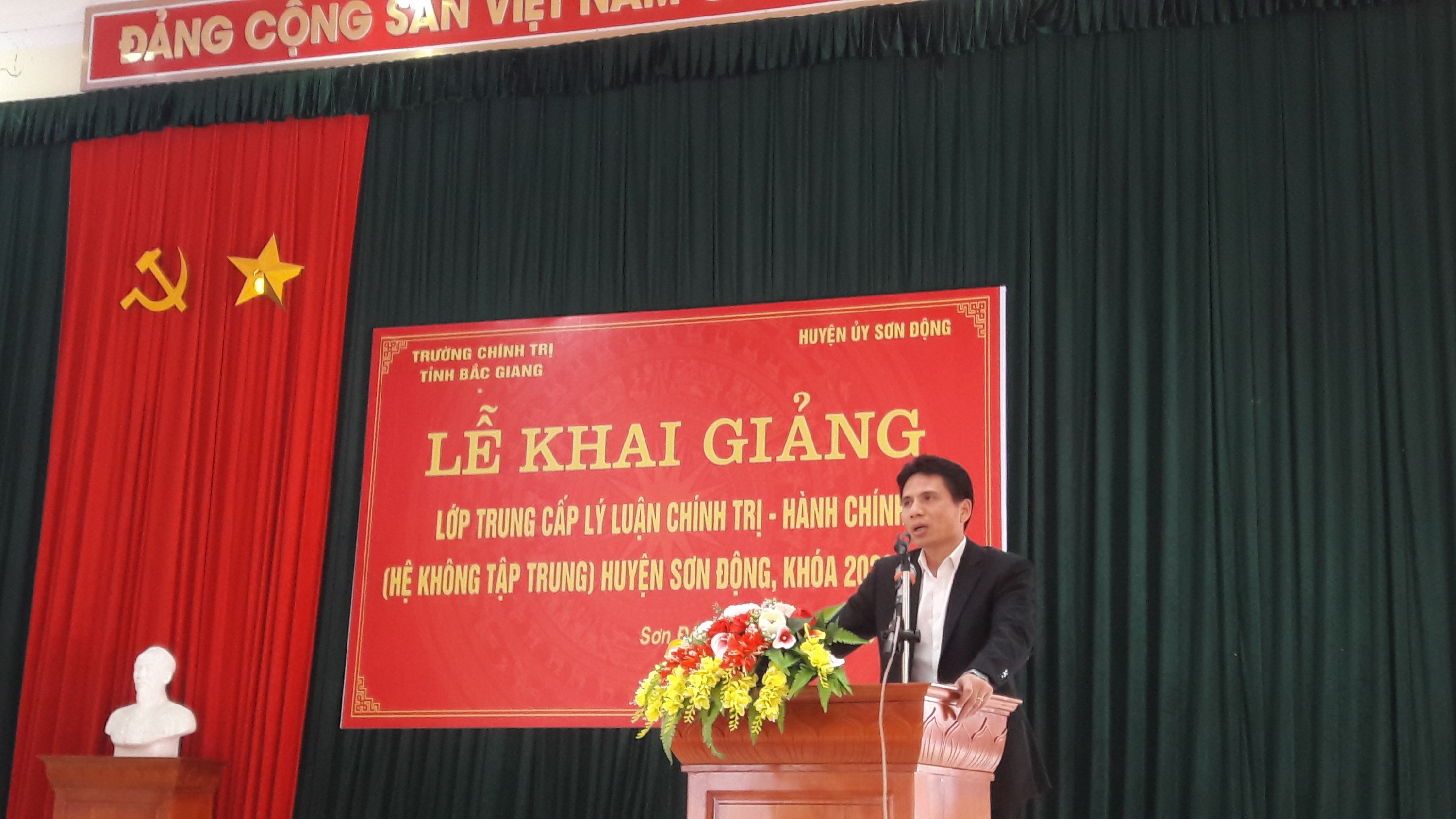 Khai giảng lớp Trung cấp Lý luận Chính trị - Hành chính (Hệ không tập trung) huyện Sơn Động, khóa học 2020 - 2022