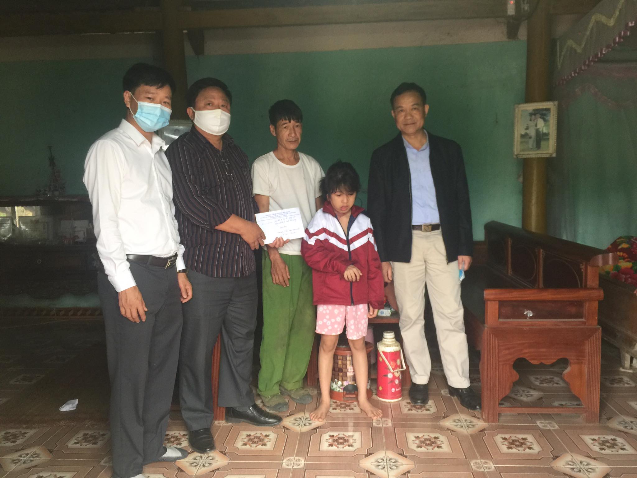 Đoàn cán bộ, giảng viên Trường Chính trị tỉnh Bắc Giang trao quà ủng hộ người có hoàn cảnh đặc biệt khó khăn tại huyện Sơn Động