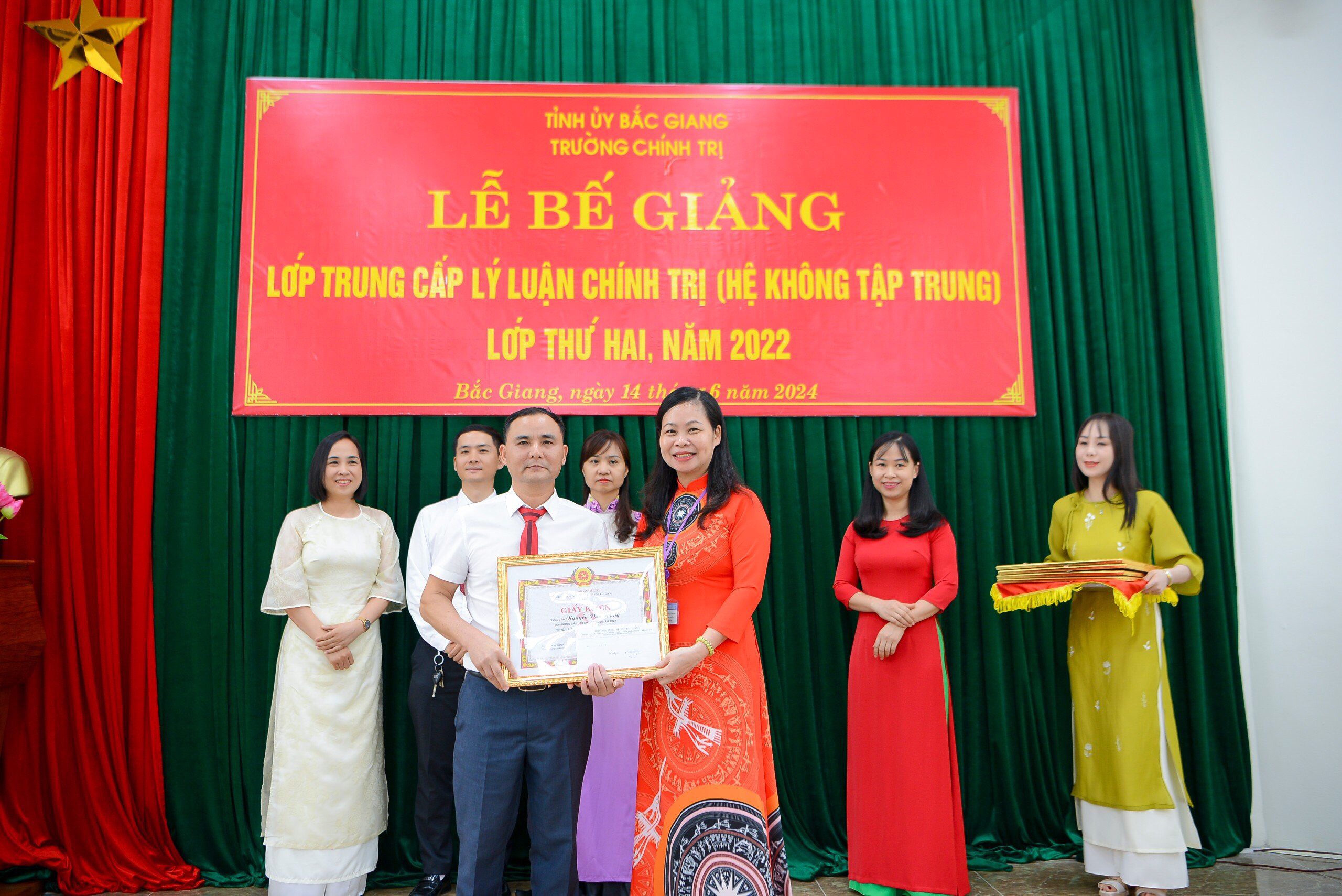 BẾ GIẢNG LỚP TRUNG CẤP LÝ LUẬN CHÍNH TRỊ HỆ KHÔNG TẬP TRUNG, LỚP THỨ HAI NĂM 2022