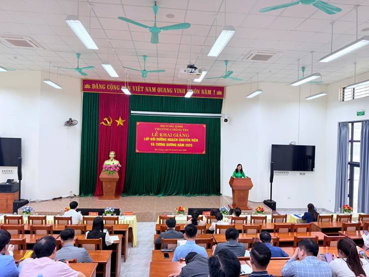 TRƯỜNG CHÍNH TRỊ TỈNH KHAI GIẢNG LỚP BỒI DƯỠNG   NGẠCH CHUYÊN VIÊN VÀ TƯƠNG ĐƯƠNG NĂM 2025