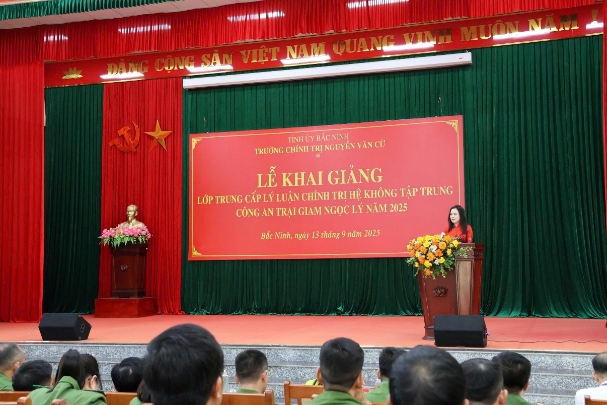 Đồng chí Nguyễn Thị Kim Dung - Tỉnh ủy viên, Hiệu trưởng Trường Chính trị Nguyễn Văn Cừ phát biểu tại Lễ khai giảng
