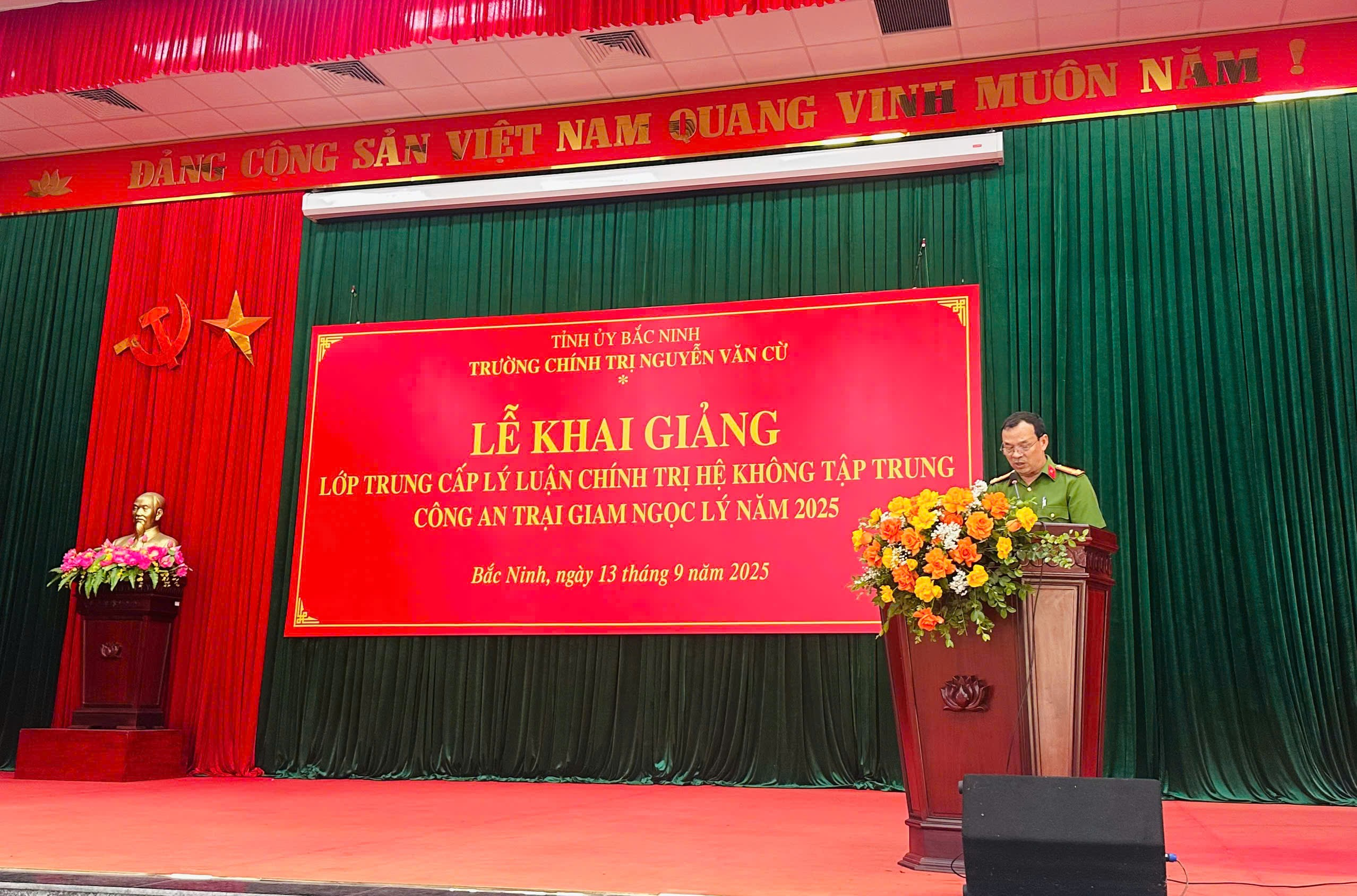 Đồng chí Thượng tá Bùi Văn Luận - Phó Giám thị Trại giam Ngọc Lý phát biểu tại Lễ khai giảng