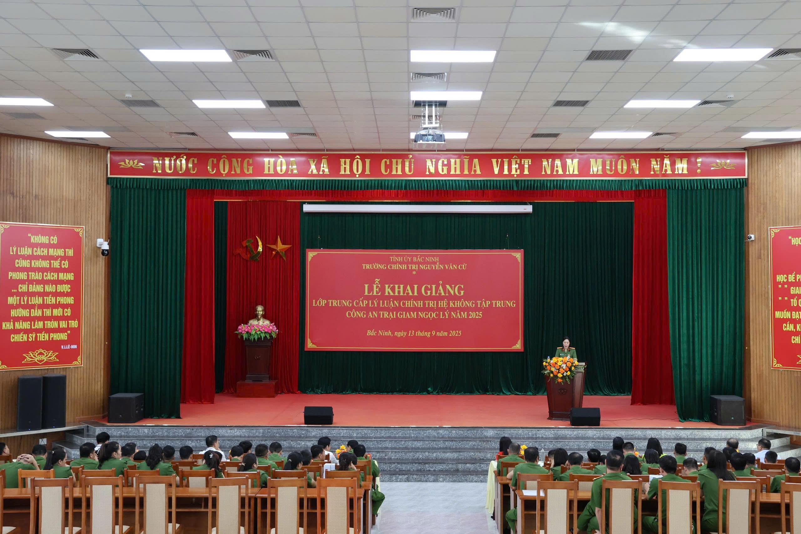 Đồng chí Nguyễn Thị Thu Hương thay mặt học viên lớp Trung cấp lý luận chính trị hệ không tập trung Công an Trại giam Ngọc Lý năm 2025 phát biểu cảm tưởng tại Lễ khai giảng
