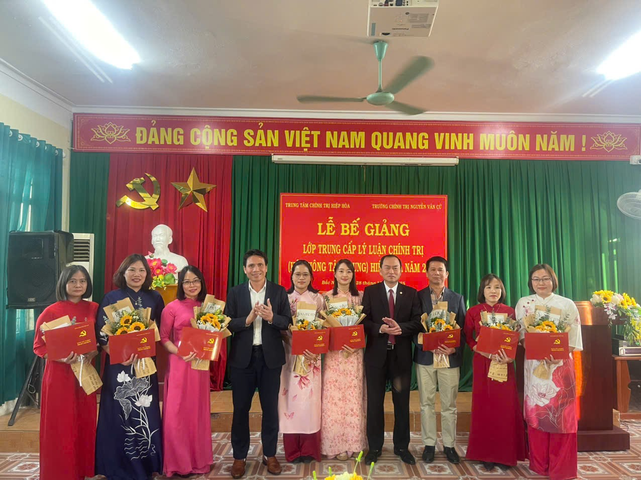 BẾ GIẢNG LỚP TRUNG CẤP LÝ LUẬN CHÍNH TRỊ HỆ KHÔNG TẬP TRUNG HIỆP HÒA NĂM 2024