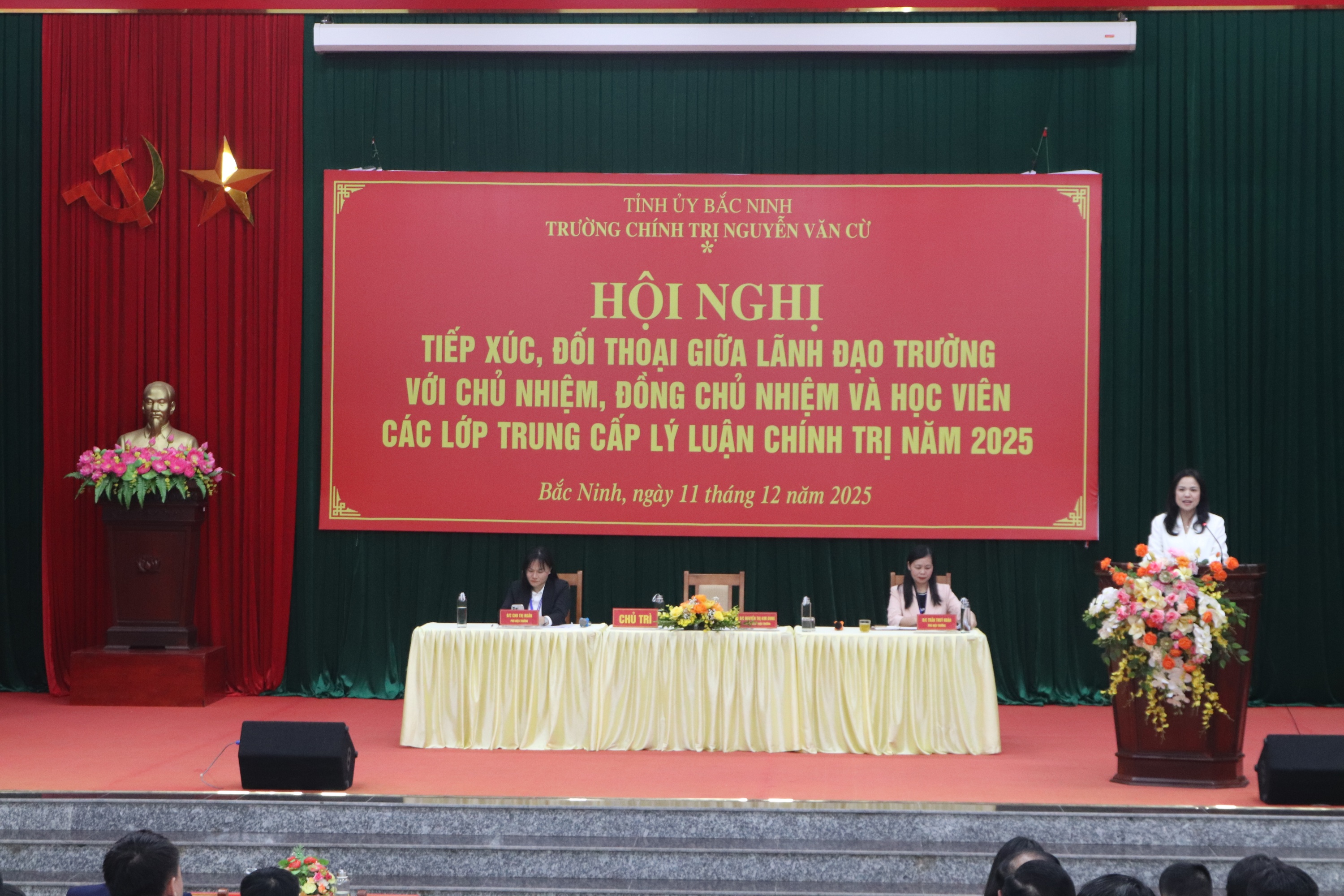 Hội nghị tiếp xúc, đối thoại giữa lãnh đạo nhà trường với chủ nhiệm, đồng chủ nhiệm và học viên các lớp trung cấp lý luận chính trị năm 2025
