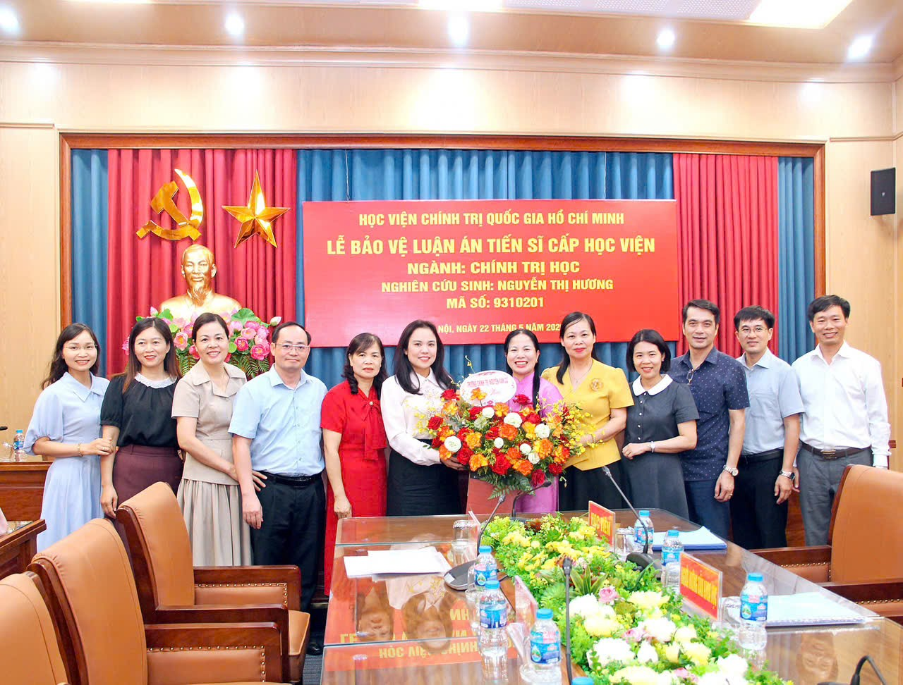 HAI GIẢNG VIÊN TRƯỜNG CHÍNH TRỊ NGUYỄN VĂN CỪ BẢO VỆ THÀNH CÔNG LUẬN ÁN TIẾN SĨ